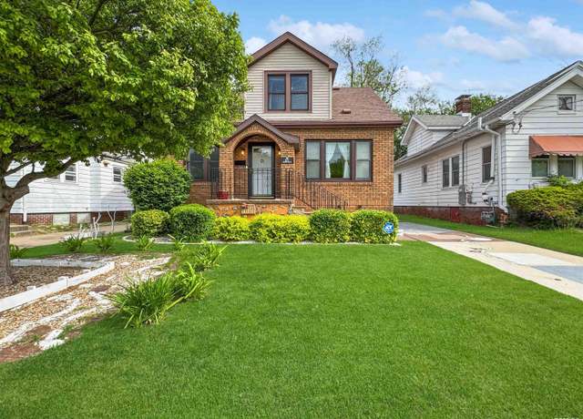 Property at 423 W Hudson St, Peoria, IL 61604, 4 beds, 2.5 baths