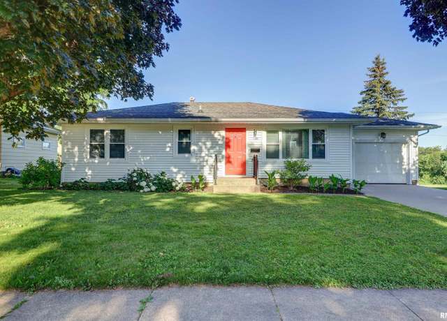 Property at 738 N 13th St, Clinton, IA 52732, 4 beds, 2 baths