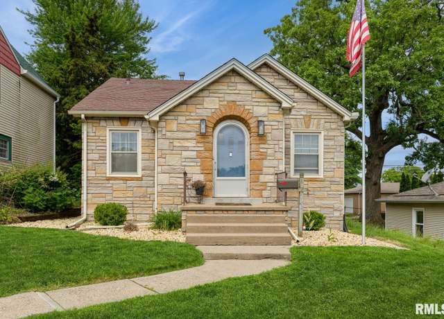 Property at 2220 Warren St, Davenport, IA 52804, 2 beds, 1 bath