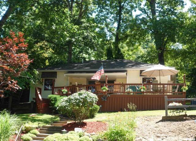 Property at 991 Breezy Bluff Dr, Galesburg, IL 61401, 3 beds, 1.5 baths