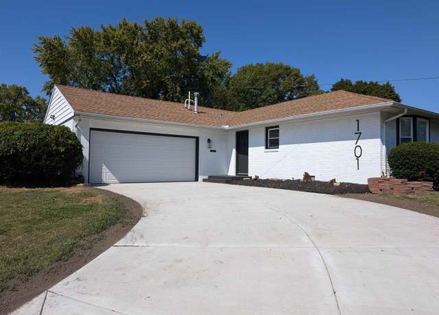 Property at 1701 Saint Clair Dr, Pekin, IL 61554, 3 beds, 1.5 baths
