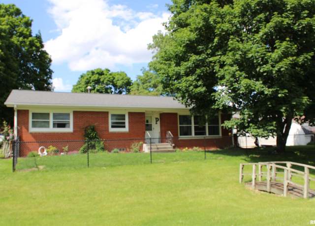 Property at 3824 15th St, Moline, IL 61265, 3 beds, 1.5 baths