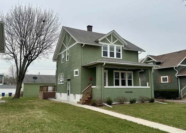 Property at 811 7th Avenue South, Clinton, IA 52732, 3 beds, 1.5 baths