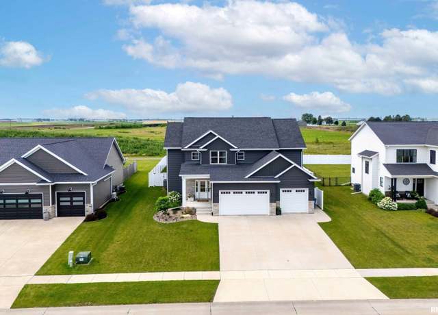 Property at 385 W Torrey Pines Dr, Eldridge, IA 52748, 5 beds, 3.5 baths
