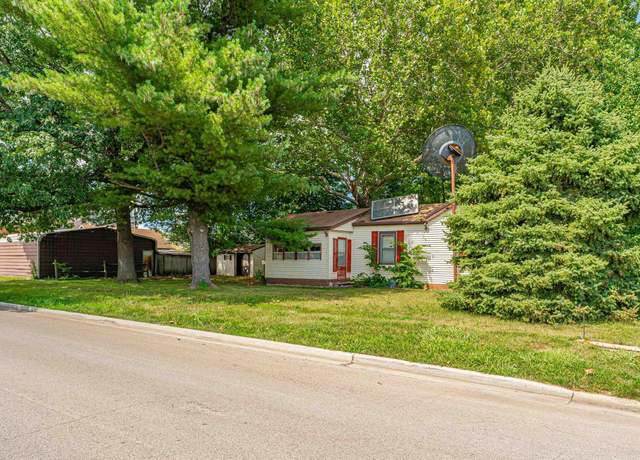 Property at 327 S Sangamon St, Lincoln, IL 62656, 2 beds, 1 bath