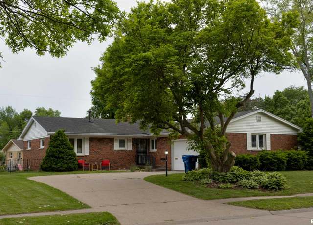 Property at 4216 34th Avenue Place, Moline, IL 61265, 3 beds, 2 baths