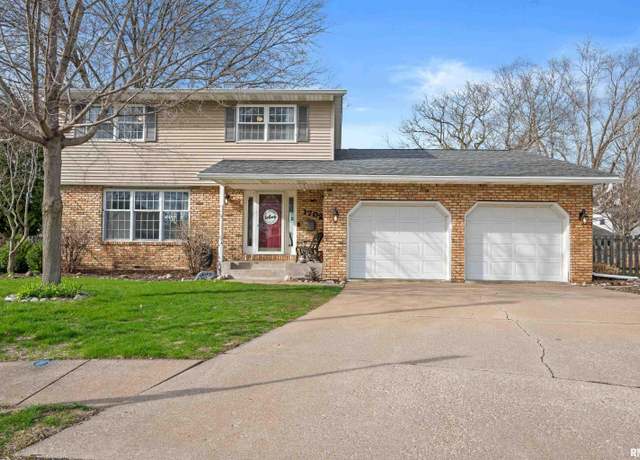 Property at 1702 54th Street Court, Moline, IL 61265, 4 beds, 2.5 baths