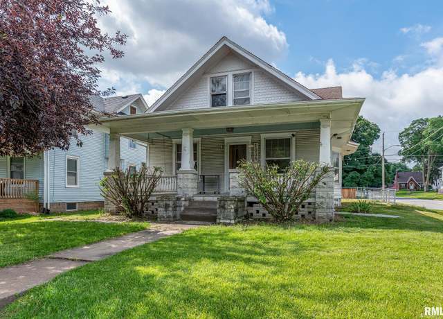 Property at 1035 W Locust St, Davenport, IA 52804, 4 beds, 2.5 baths