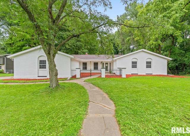 Property at 15 Oakbrook Dr, Bettendorf, IA 52722-3001, 5 beds, 2.5 baths