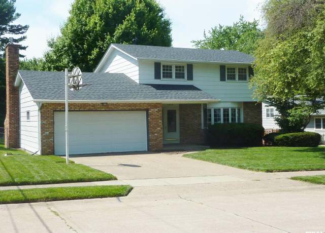 Property at 2615 E 39th St, Davenport, IA 52807, 4 beds, 1.5 baths