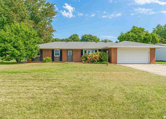 Property at 320 Campus View Dr, Lincoln, IL 62656, 3 beds, 2 baths