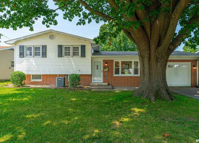Property at 1033 N State St, Lincoln, IL 62656, 5 beds, 2 baths