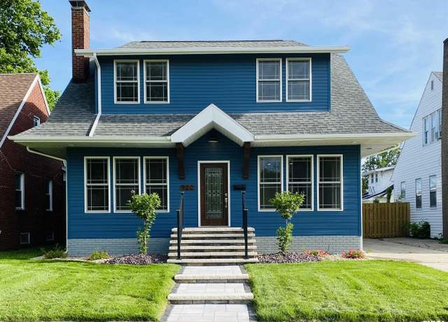 Property at 920 E 3rd St, Centralia, IL 62801, 3 beds, 2.5 baths