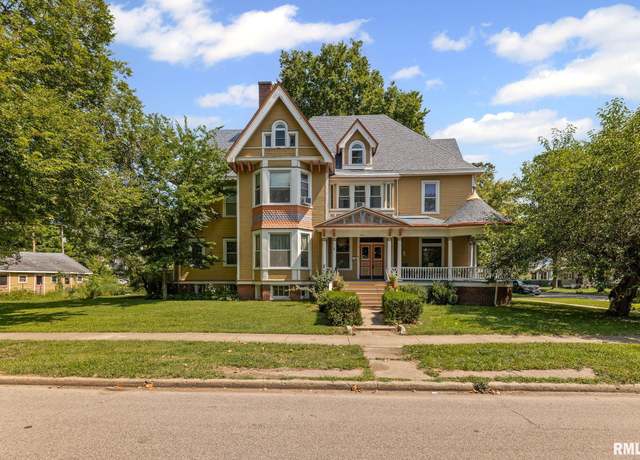 Property at 404 W Broadway St, Centralia, IL 62801, 5 beds, 4 baths