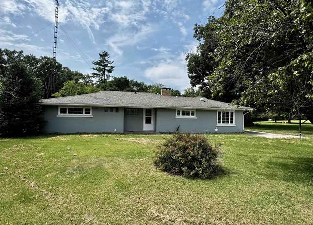 Property at 1600 Cherokee Rd, Macomb, IL 61455, 3 beds, 1 bath