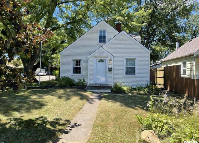 Property at 2037 4th St, Moline, IL 61265, 3 beds, 1 bath