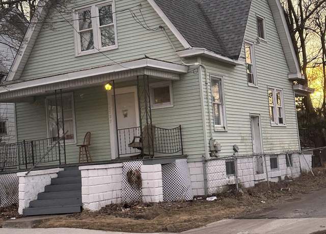 Property at 2137 N Wisconsin Ave, Peoria, IL 61603, 3 beds, 1 bath