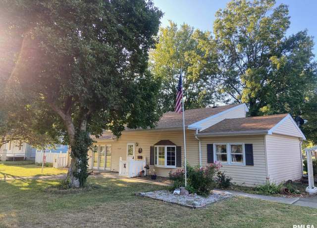 Property at 1426 W Adams St, Taylorville, IL 62568, 2 beds, 1.5 baths