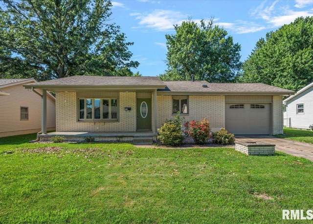 Property at 814 Virginia Ave, Taylorville, IL 62568, 3 beds, 1.5 baths