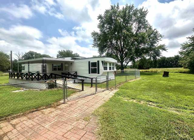 Property at 516 Walnut Hill Rd, Centralia, IL 62801, 2 beds, 1 bath