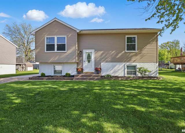 Property at 822 W Donahue St, Eldridge, IA 52748, 3 beds, 1.5 baths