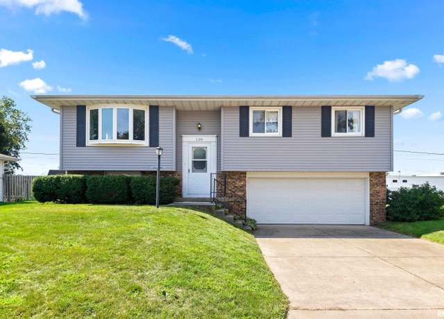 Property at 138 E Oakwood St, Morton, IL 61550, 4 beds, 2 baths