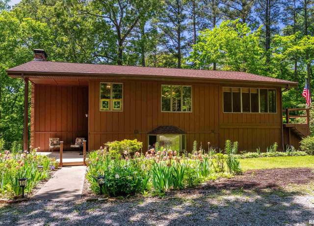 Property at 3421 Country Club Rd, Carbondale, IL 62901, 4 beds, 4 baths