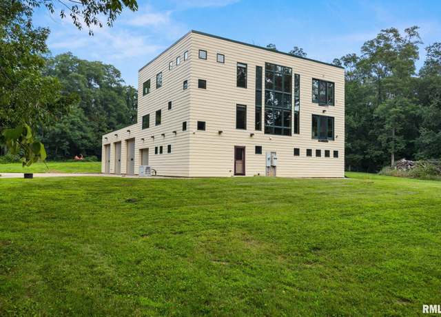 Property at 4719 W Southport Rd, Peoria, IL 61615, 3 beds, 3 baths
