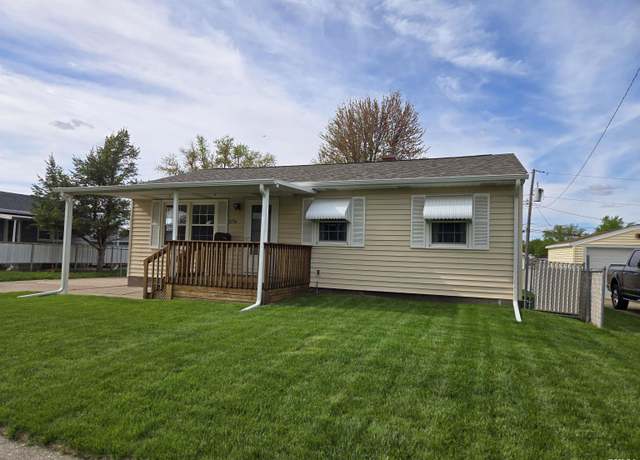 Property at 2736 W Laurel St, Davenport, IA 52804, 3 beds, 1 bath