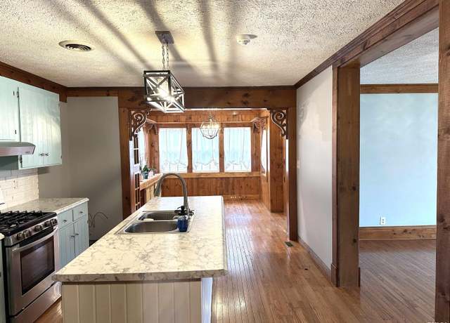 Property at 137 S Pine St, Centralia, IL 62801, 4 beds, 1.5 baths