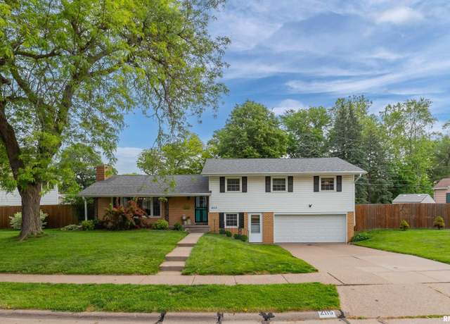 Property at 2115 Kohler Dr, Davenport, IA 52803, 4 beds, 3 baths