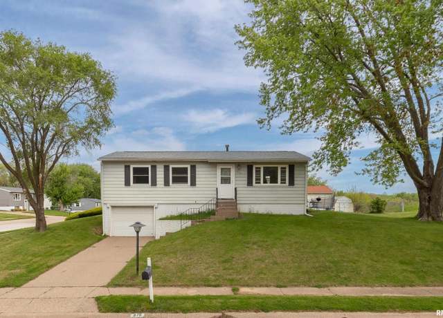 Property at 676 W 57th St, Davenport, IA 52806, 4 beds, 1 bath