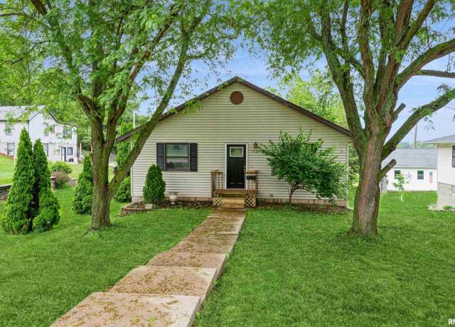 Property at 3123 N 2nd St, Clinton, IA 52732, 4 beds, 2.5 baths