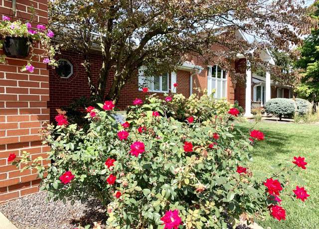 Property at 18 Jacobs Ln, Jacksonville, IL 62650, 4 beds, 4.5 baths