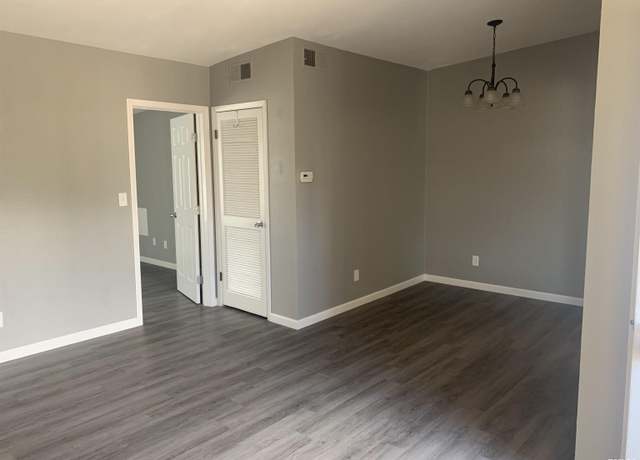 Property at 6831 N Frostwood Pkwy #21, Peoria, IL 61615, 1 bed, 1 bath