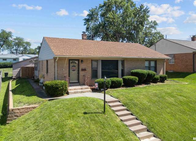 Property at 2827 Fillmore Ln, Davenport, IA 52804, 3 beds, 2 baths