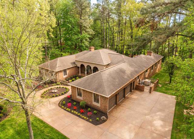 Property at 625 Whitney Dr, Paducah, KY 42001, 4 beds, 5 baths