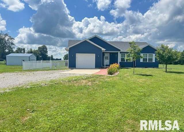 Property at 2015 S Houston St, Taylorville, IL 62568, 2 beds, 2 baths