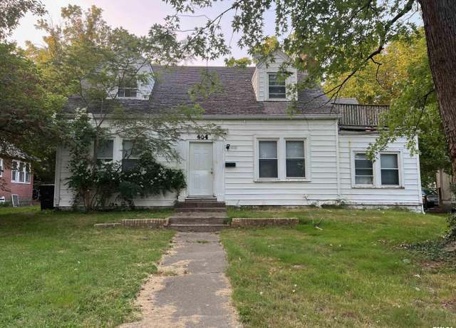Property at 404 W Elm St, Carbondale, IL 62901, 4 beds, 2 baths