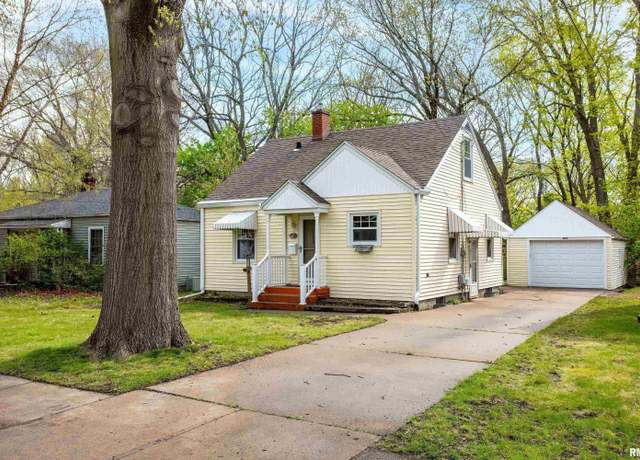 Property at 924 53rd St, Moline, IL 61265, 3 beds, 2 baths