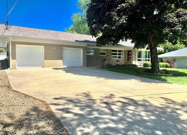 Property at 304 Dewey Dr, Jacksonville, IL 62650, 3 beds, 2 baths