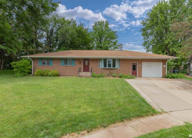 Property at 3246 Woodland Ct, Davenport, IA 52807, 4 beds, 2 baths