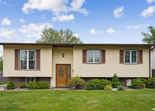 Property at 1918 Bristol Dr, Bettendorf, IA 52722, 3 beds, 1 bath