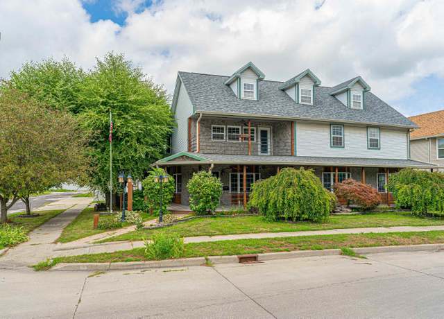 Property at 429 S Kickapoo St, Lincoln, IL 62656, 4 beds, 3 baths