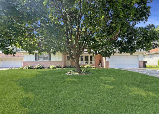 Property at 2124 W Newman Pkwy, Peoria, IL 61604, 3 beds, 2 baths