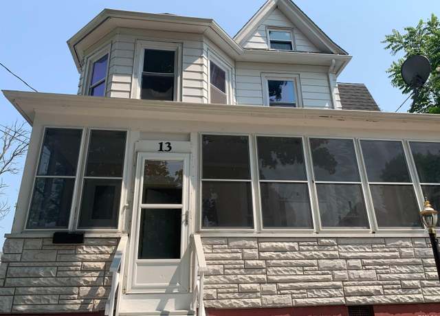 Property at 13 Riverview Pl, Davenport, IA 52803, 4 beds, 1.5 baths