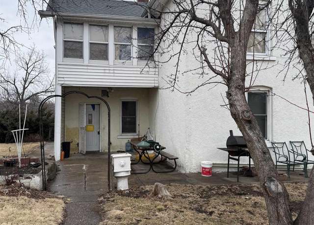 Property at 711 9th St, Davenport, IA 52804, 5 beds, 1.5 baths