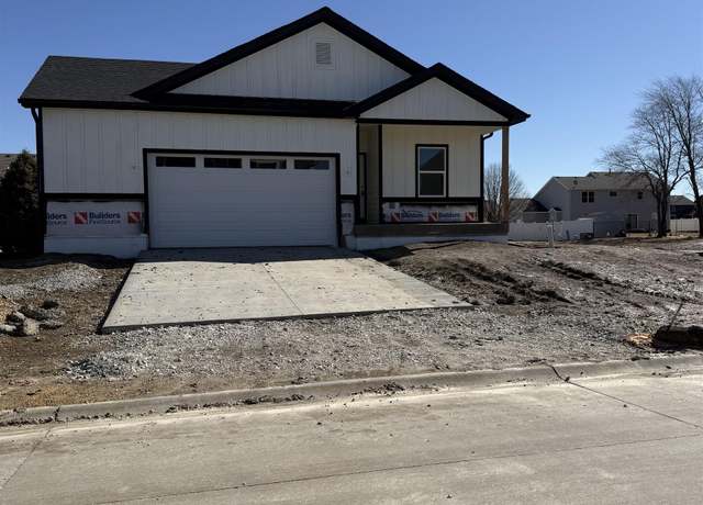 Property at 1607 Westport Dr, Davenport, IA 52804, 4 beds, 2 baths