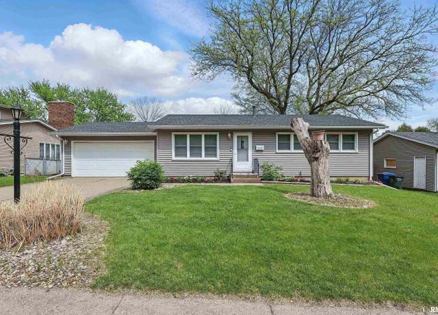 Property at 5019 N Ripley St, Davenport, IA 52806, 3 beds, 2 baths