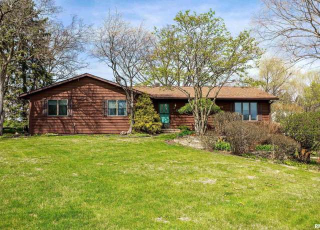 Property at 30 Meadowbrook Dr, Geneseo, IL 61254, 3 beds, 2.5 baths